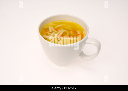 Weiße Tasse Huhn Nudelsuppe auf weißem Hintergrund ausschneiden. Stockfoto