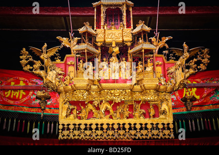 Goldene Dekoration über dem Altar in einem chinesischen Tempel. Stockfoto