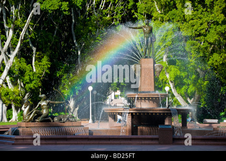 Regenbogen in einem Brunnen mit Statuen der Götter aus der griechischen Mythologie. Stockfoto