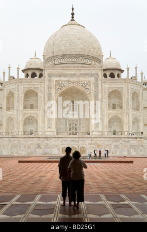 Touristischen paar Anzeigen die Westseite des Taj Mahal von der Moschee auf dem Fluss-Terrasse (Chameli Farsh). Agra. Indien. Stockfoto