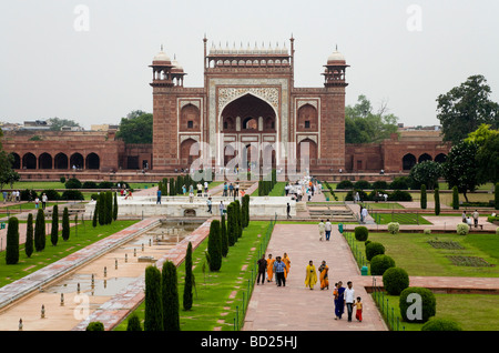 Große Tor (Darwaza-i Rauza) gesehen aus dem Taj Mahal Mausoleum mit dem Garten – Charbagh – im Vordergrund. Agra. Indien. Stockfoto