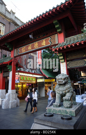 Chinesische Löwen bewacht das Tor (Scheintor) der Einstieg in den Hauptteil der Chinatown angibt. Stockfoto