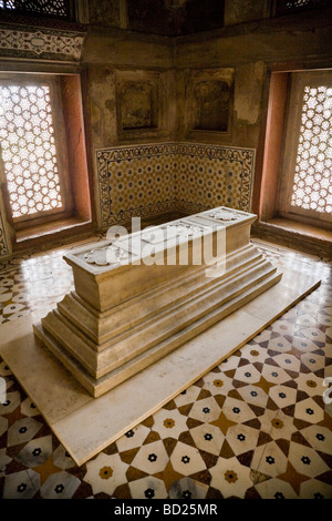 Ein Kenotaph in einem Raum im Itmad-Ud-Daulah Grabmal Mausoleum Komplex. Agra. Indien. Stockfoto