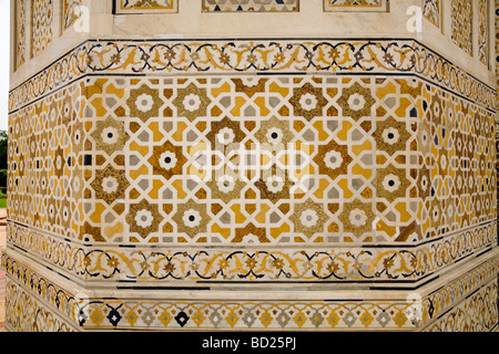 Bereich der eingelegten Steinmetzarbeiten an den Wänden des Itmad-Ud-Daulah Grabmal Mausoleum. Agra. Indien. Stockfoto