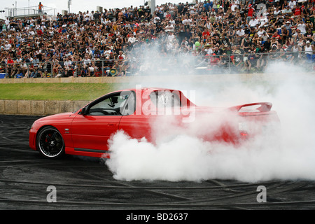 Australischen Holden Commodore-Dienstprogramm (Ute oder Abholung LKW) durchführen einen Burnout bei einer australischen Sommer-Auto-Show Stockfoto