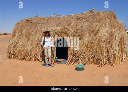 Westliche Touristen vor urige Hütte Adrar Region Mauretanien Stockfoto