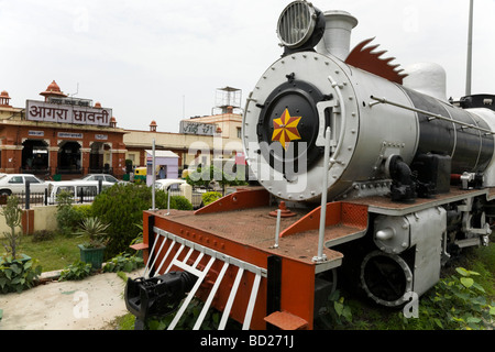 Alte Dampfmaschine auf dem Display außerhalb Agra Cantt Bahnhof. Agra. Indien. Stockfoto