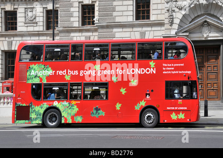 Seitenansicht des roten Doppeldecker-Passagierbusses Going Green Für den öffentlichen Verkehr in London & powered by a Cleaner Elektrische Hybrid-Technologie England Großbritannien Stockfoto