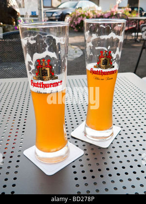 Deutsches Bier, Weißbier, in traditionelle hohe Gläser auf Tisch im Biergarten, Deutschland Stockfoto