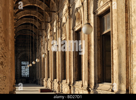 Runde Arkaden befindet sich rund um offene Innenhof der Moschee von Muhammad Ali Pascha Alabaster Moschee in der Zitadelle von Kairo Ägypten Stockfoto