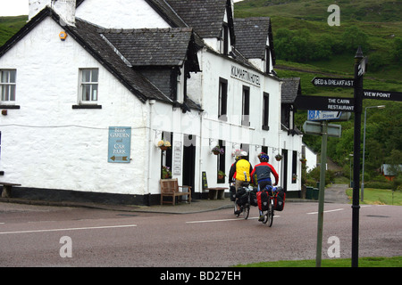 Radler vor dem Kilmartin Hotel, Dorf Kilmartin, Argyll und Bute, West Schottland Stockfoto