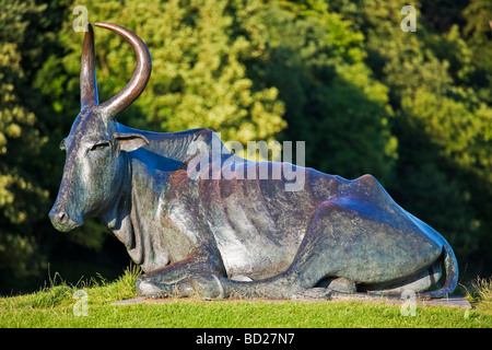 Die Durham Kuh Skulptur des Künstlers Andrew Burton, am Ufer des Flusses Wear in der Nähe der Stadt, England Stockfoto