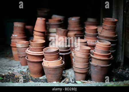 Terrakotta-Töpfe in einem Gartenhaus Stockfoto