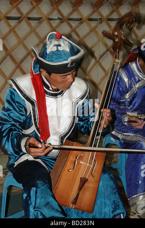 Mongolischer Musiker spielen Morin Khuur und tragen traditionelle Kleidung, Mongolei Stockfoto