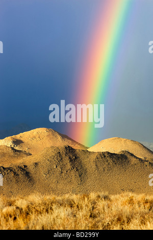 Regenbogen über Eastern Sierra Mountains in der Nähe von Bischof California Stockfoto