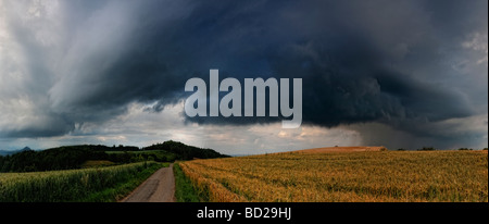 Thunderstormszene im Hegau, Landkreis Konstanz, Baden-Württemberg, Deutschland, Europa Stockfoto