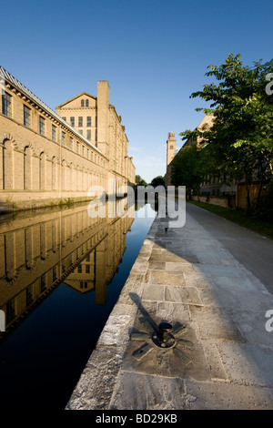 Eine Ansicht des Salts Mill und der Leeds-Liverpool-Kanal in Saltaire, ein UNESCO-Weltkulturerbe in Bradford, West Yorkshire Stockfoto