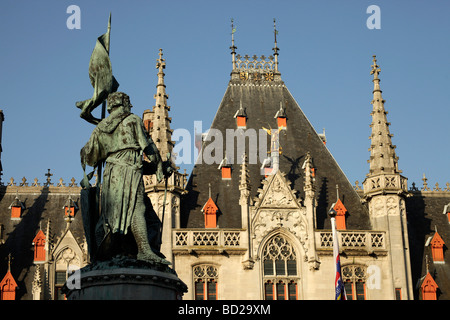 Statue der Helden Jan Breydel und Pieter de Coninck auf dem Grote Markt Platz mit Provinciaal Hof in Brügge Stockfoto