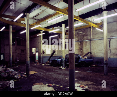 Innenansicht des abgerissenen Garage mit Jaguar Auto in Kings Cross in London UK Stockfoto