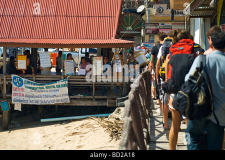 Verlassen der Fähre im Hafen von Mae Haad auf Koh Tao mit wartet auf fliegenden Händlern zu groß sie Touristen. Stockfoto