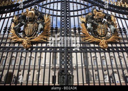 Königliche Wappen an den Toren zum Buckingham Palace, London Stockfoto