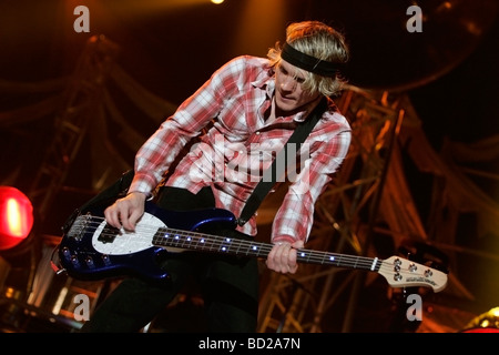 Dougie Poynter von McFly führt auf der Bühne in der Odyssey Arena in Belfast Nordirland nur zur redaktionellen Nutzung Stockfoto