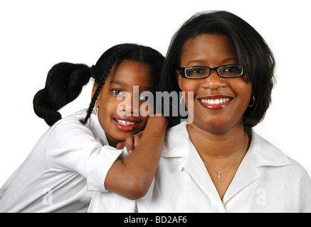 African American Mutter und Tochter lächelnd vor einem weißen Hintergrund Stockfoto