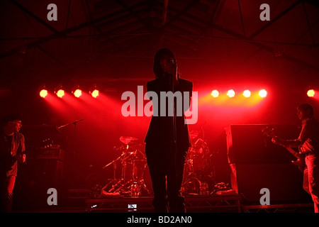 Bobby Gillespie und Primal Scream führen auf der Bühne am St. Georges Market in Belfast, Northern Ireland Stockfoto