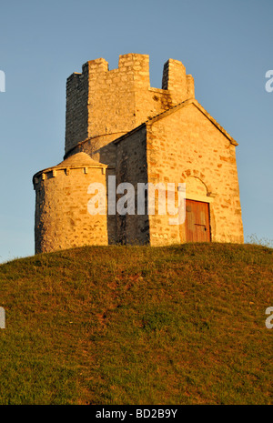 Romanische St. Nicolas (Nicola) Kirche befindet sich auf irden Hügel in Bereichen der Prahulje in der Nähe von Nin in Dalmatien, Kroatien Stockfoto