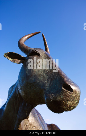 Die Durham Kuh Skulptur des Künstlers Andrew Burton, am Ufer des Flusses Wear in der Nähe der Stadt, England Stockfoto