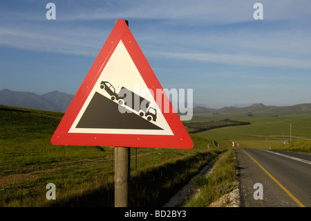 Südafrikanische Straße Verkehr Warnzeichen W324 (langsam bewegenden schweren Fahrzeugen) in Situ, Western Cape, Südafrika. Stockfoto