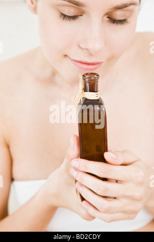 Frau riechen Badeöl Stockfoto