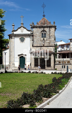 São Joao Souto Kirche (links) und die Coimbras Kapelle (rechts). Zwei mittelalterliche Sakralbauten in der Stadt Braga, Portugal. Stockfoto