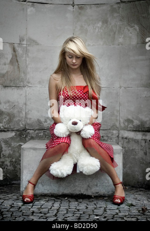 Frau in rot mit weißen Teddybär Stockfoto