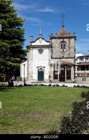 São Joao Souto Kirche (links) und die Coimbras Kapelle (rechts). Zwei mittelalterliche Sakralbauten in der Stadt Braga, Portugal. Stockfoto