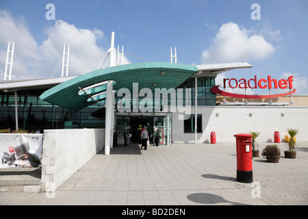 Außenseite der Roadchef Autobahn-Tankstelle auf der m6-Mautstraße bei Norton Canes Staffordshire uk Stockfoto