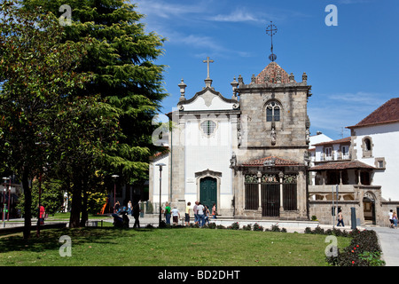 São Joao Souto Kirche (links) und die Coimbras Kapelle (rechts). Zwei mittelalterliche Sakralbauten in der Stadt Braga, Portugal. Stockfoto