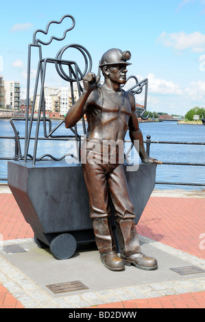 Von Pit, eine Bronze-Statue von einem walisischen Bergarbeiter durch John Clinch Cardiff Bay Entwicklung Glamorgan Wales Cymru zu portieren Stockfoto