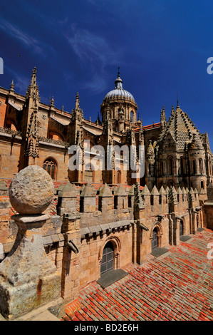 Spanien, Salamanca: Blick auf die neue und die alte Kathedrale von der Terrasse von den Türmen des Doms. Stockfoto