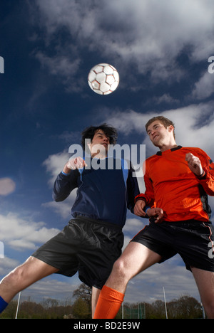 zwei Fußballer für den Fußball springen Stockfoto