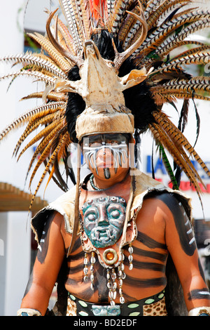 Mexikanische Mann in einem aztekischen Kostüm als Bestandteil einer touristisch zeremonieller Tanz anzeigen Stockfoto