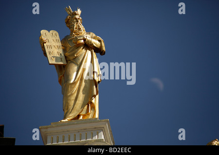 Goldene Statuen auf dem Dach des Rathauses in der Altstadt von Brügge Belgien Europa Stockfoto