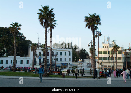 Menschen auf dem Grand Socco Main square Tanger Marokko Stockfoto