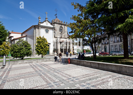 São Joao Souto Kirche (links) und die Coimbras Kapelle (rechts). Zwei mittelalterliche Sakralbauten in der Stadt Braga, Portugal. Stockfoto