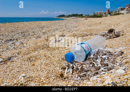 Plastikflasche Wasser fiel als Einstreu am Strand von Skala auf der griechischen Insel Kefalonia Griechenland GR Stockfoto