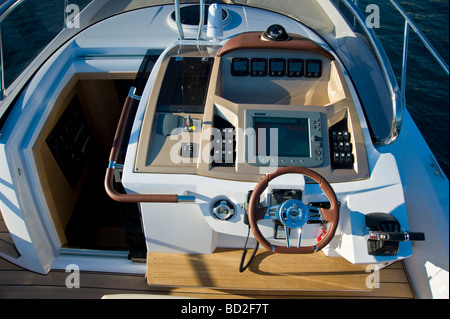 Ruder mit Instrumentierung und Chart Plotter auf ein Motorboot Sessa Key Largo 36 Stockfoto