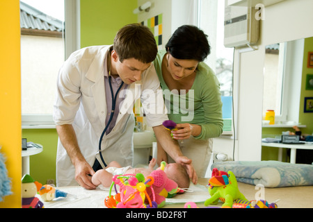 Arzt Untersuchung Kleinkind Stockfoto