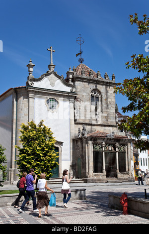 São Joao Souto Kirche (links) und die Coimbras Kapelle (rechts). Zwei mittelalterliche Sakralbauten in der Stadt Braga, Portugal. Stockfoto