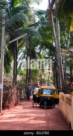 Autorikscha in engen Seaside Village Lane Süd Goa Indien Stockfoto