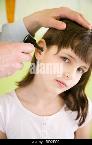 Ohr des Kindes untersuchen Arzt Stockfoto